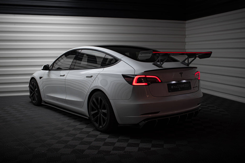 MAXTON DESIGN CARBON SPOILER + LED TESLA MODEL 3